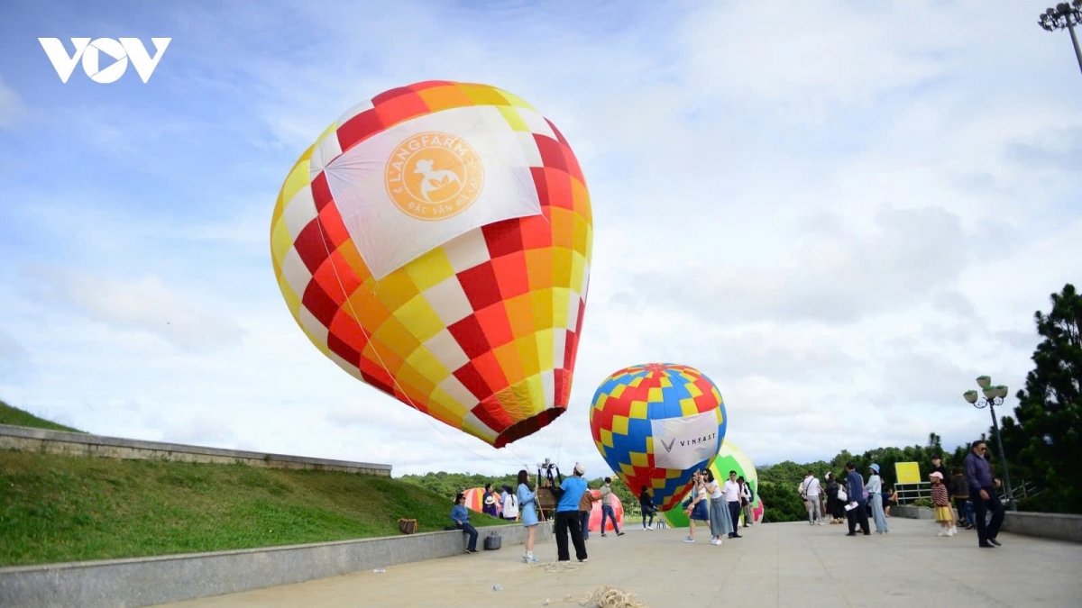 Da Lat’s sky comes alive with a vibrant display of colourful hot air balloons